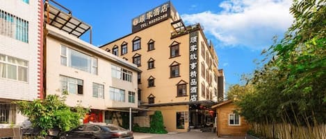 Un hotel con fachada moderna, varias ventanas y cielo despejado.