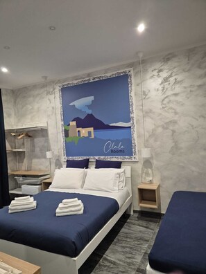 Triple Room | Desk, blackout curtains, soundproofing, iron/ironing board - Clale Rooms (Naples)