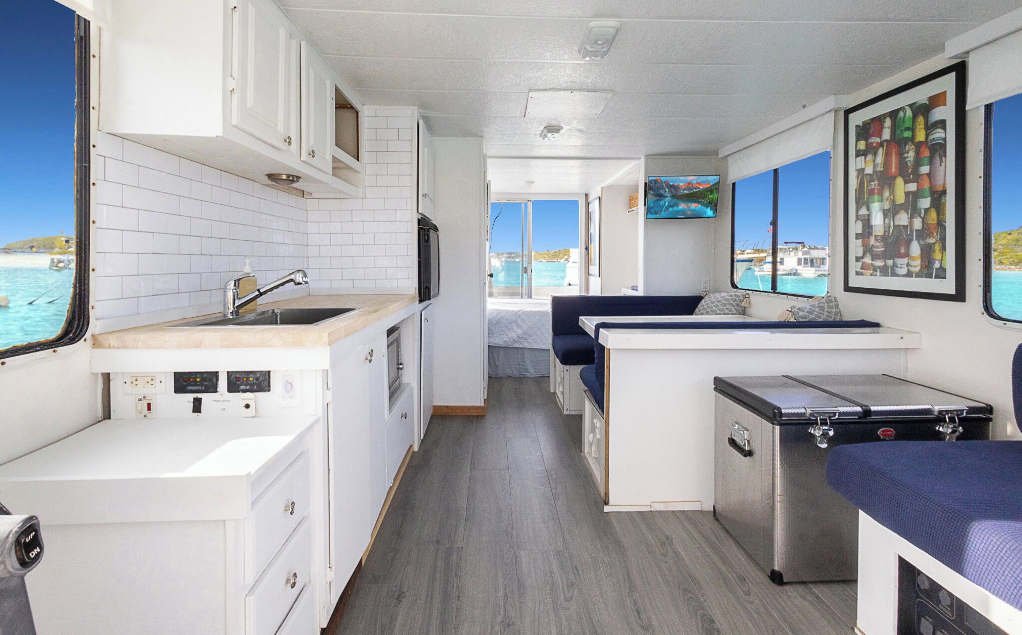 Geladeira, micro-ondas, cooktop, cafeteira/chaleira