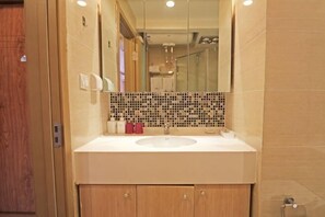 A bathroom with a sink, mirror, and tiled backsplash. - Yisuli Hotel (Dalian Hi-tech Wanda Plaza) (Dalian)