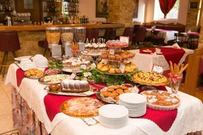 Free daily buffet breakfast - ARTE ANNAPOLIS INN (Rhodes)