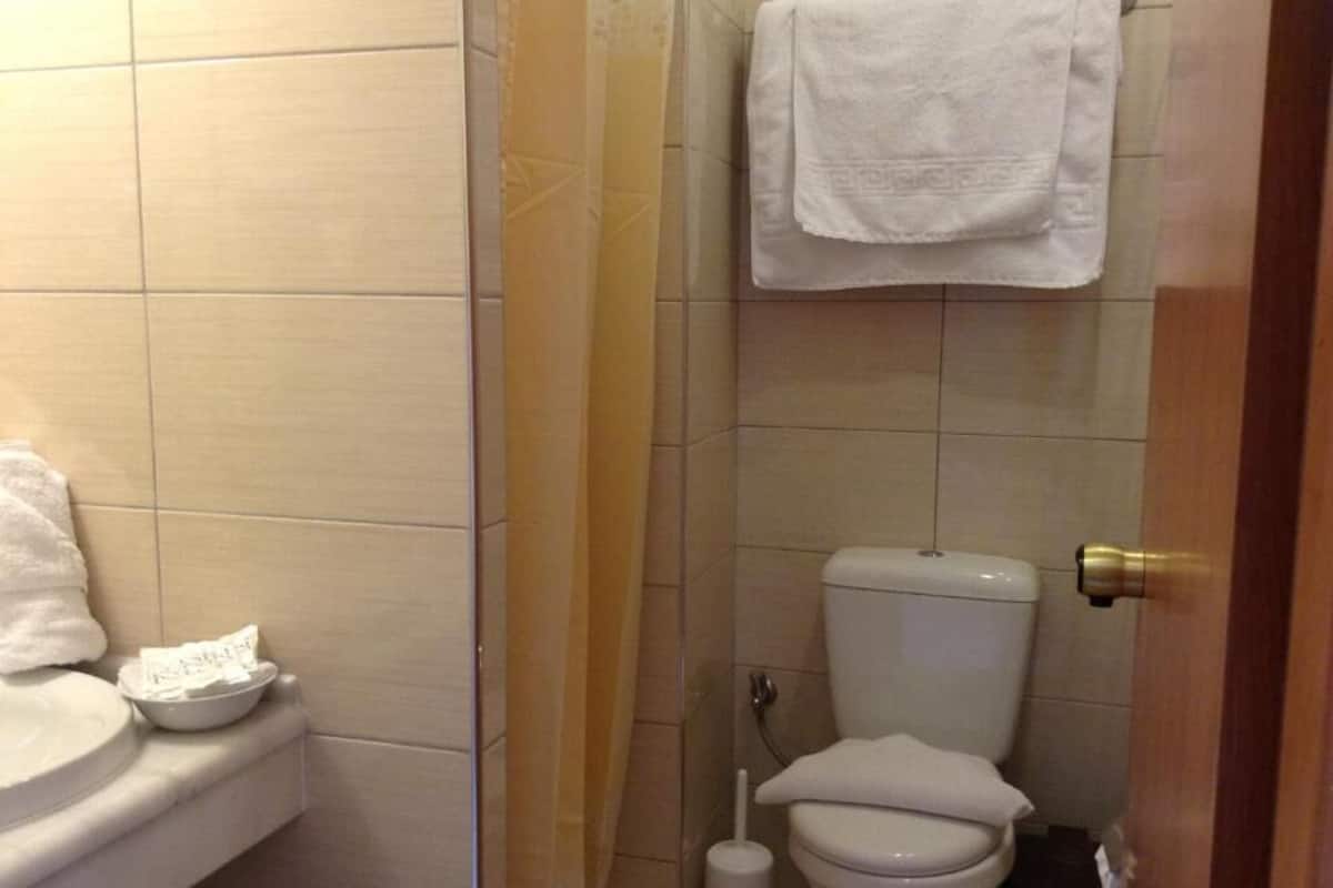 Habitación con 2 camas individuales | Baño | Secadora de cabello, toallas, jabón, shampoo