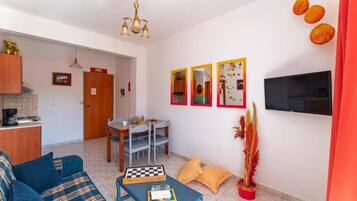Familienapartment | Wohnbereich | 24-Zoll-Flachbildfernseher mit Kabelempfang
