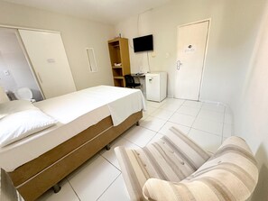 Bureau, espace de travail pour ordinateur portable, Wi-Fi gratuit