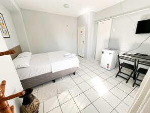 Basic-Doppelzimmer, Gartenblick | Schreibtisch, laptopgeeigneter Arbeitsplatz, kostenloses WLAN