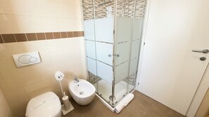 Shower, bidet, towels