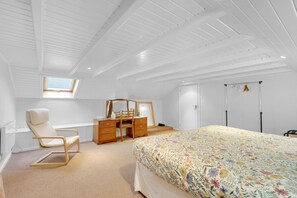 1 chambre, bureau, fer et planche à repasser, lit parapluie