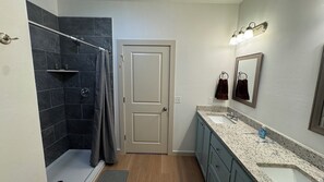 تجهيزات دش، مجففات شعر، مناشف، صابون