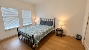 2 bedrooms, free WiFi, bed sheets - Brand New Charming 2B/2B in Chickasha, Near Downtown! (Chickasha)