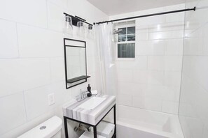 Douche, séchoir à cheveux, shampooing