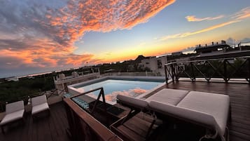 Una piscina al aire libre (de 08:30 a 20:00), tumbonas