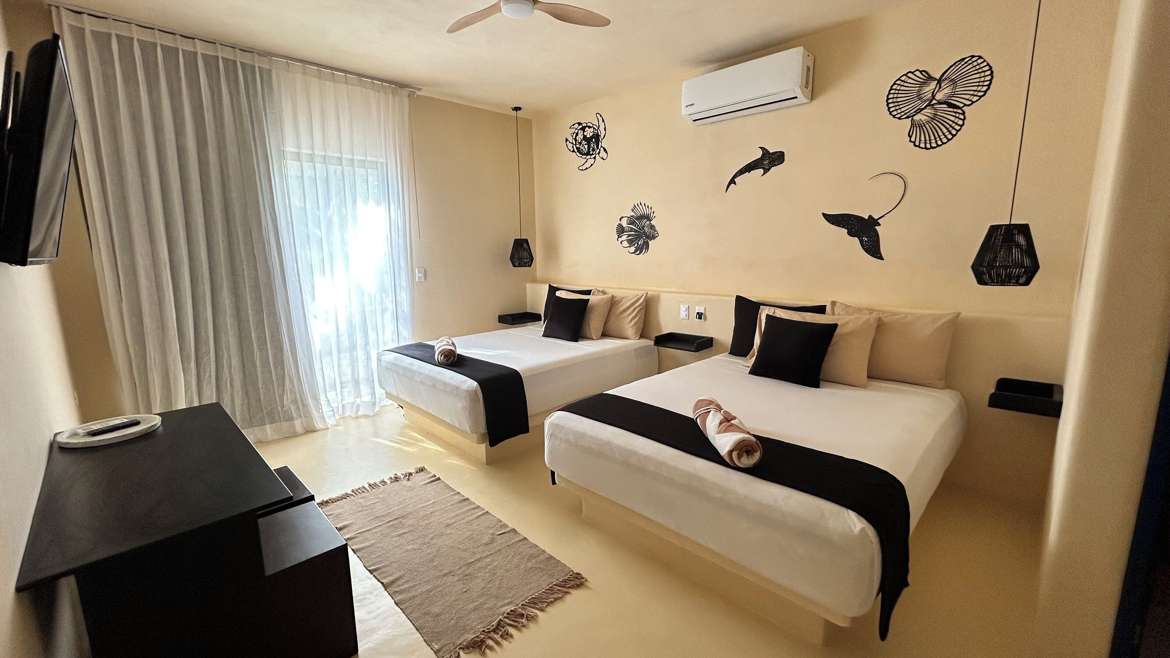 Ropa de cama de alta calidad y caja de seguridad en la habitación 