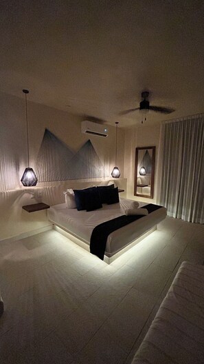 Comfort Room, 1 King Bed, Balcony
