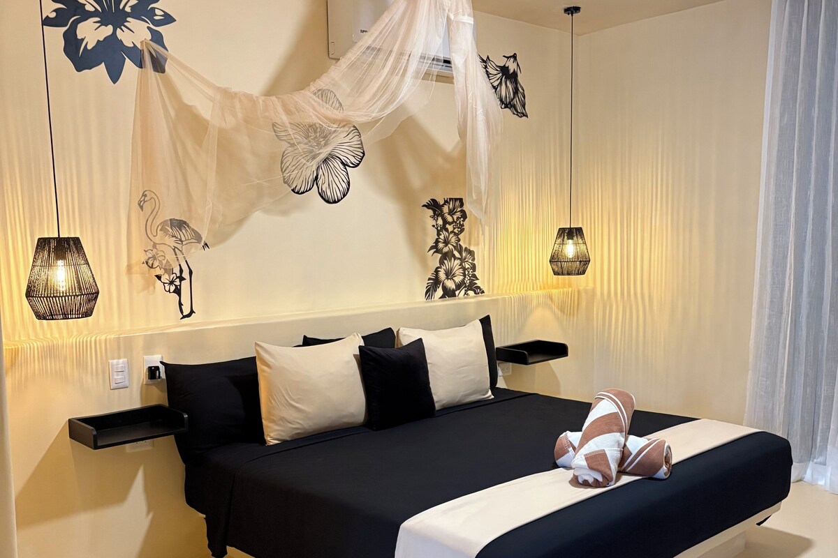 Basic Room, 1 King Bed | Premium bedding, in-room safe, blackout drapes, WiFi (free)