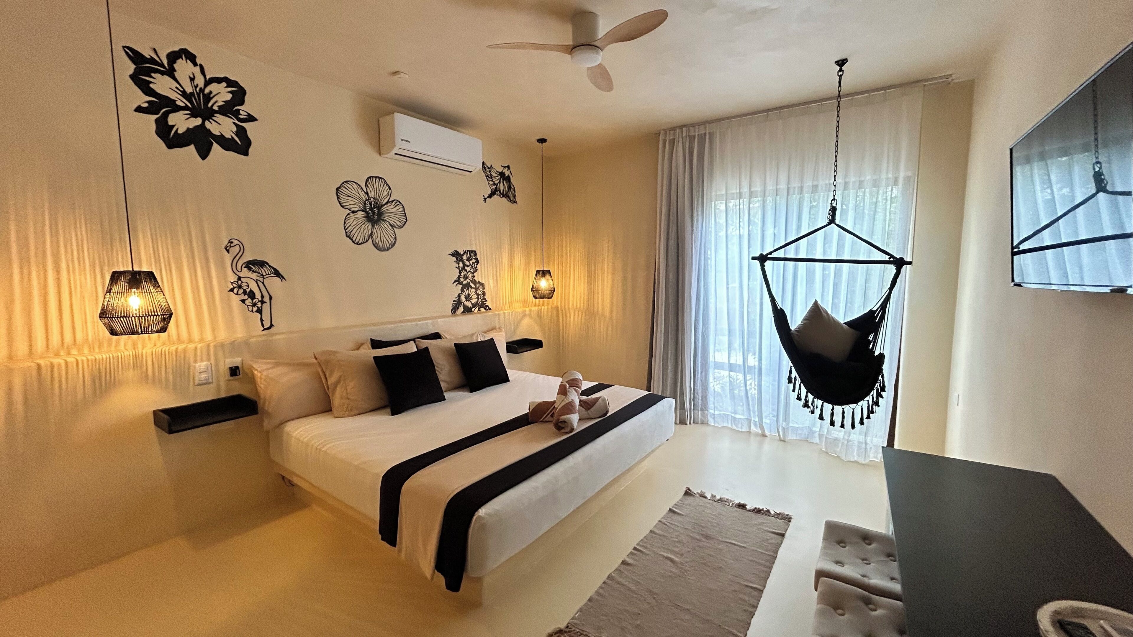 Ropa de cama de alta calidad y caja de seguridad en la habitación 