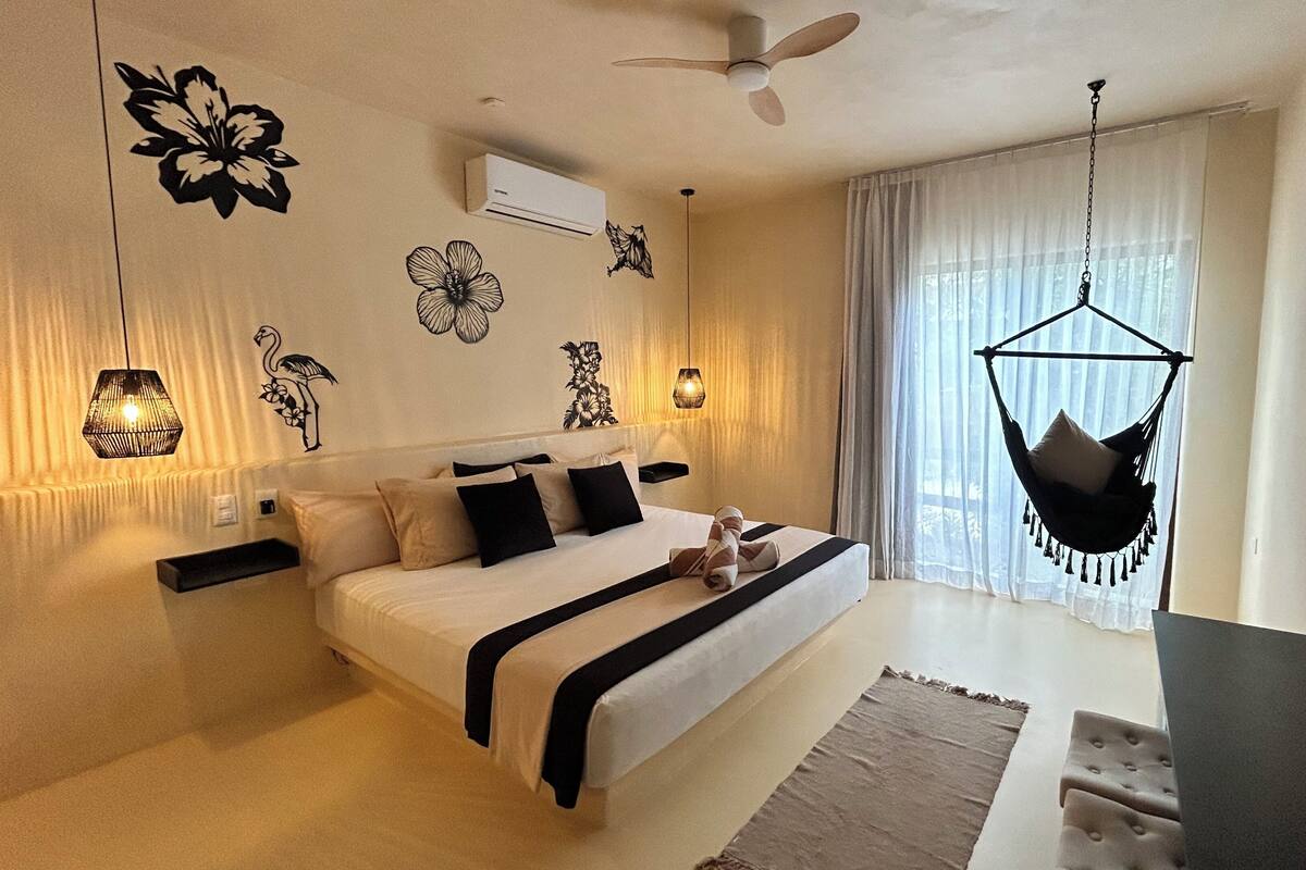 Quarto básico, 1 cama King | Roupas de cama premium, cofres nos quartos, cortinas blackout