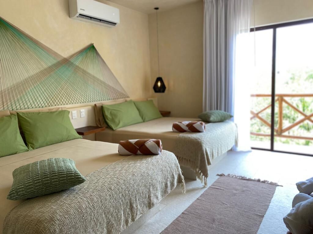 舒适四人房, 阳台 | 高档床上用品、客房内保险箱、特色装修、办公桌