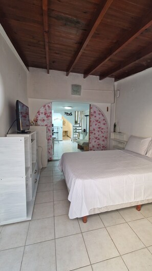 2 bedrooms, desk, iron/ironing board, WiFi