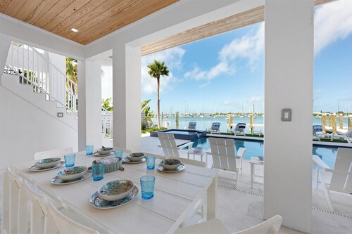 P97 - Premier 5 bedroom, 3.5 bath waterfront home with spectacular views of Boot Key Habor