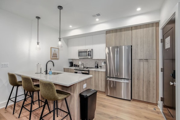 冷蔵庫、電子レンジ、オーブン、コンロ