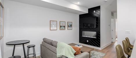 Una Smart TV, una chimenea