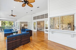 Terrace/patio - Spacious 5-bedroom house, walking distance to private beach in charming Sanibel (Sanibel)