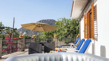 Signature House, Garden View | Private spa tub