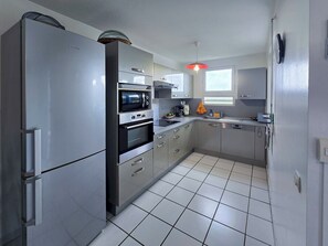 Geladeira, micro-ondas, fogão, lava-louças