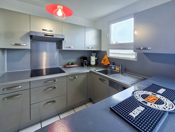 Kühlschrank, Mikrowelle, Ofen, Geschirrspüler