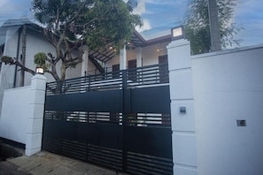 Vista frontal de la propiedad