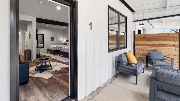 Un interior moderno con una pared de madera, un sofá y una cama.