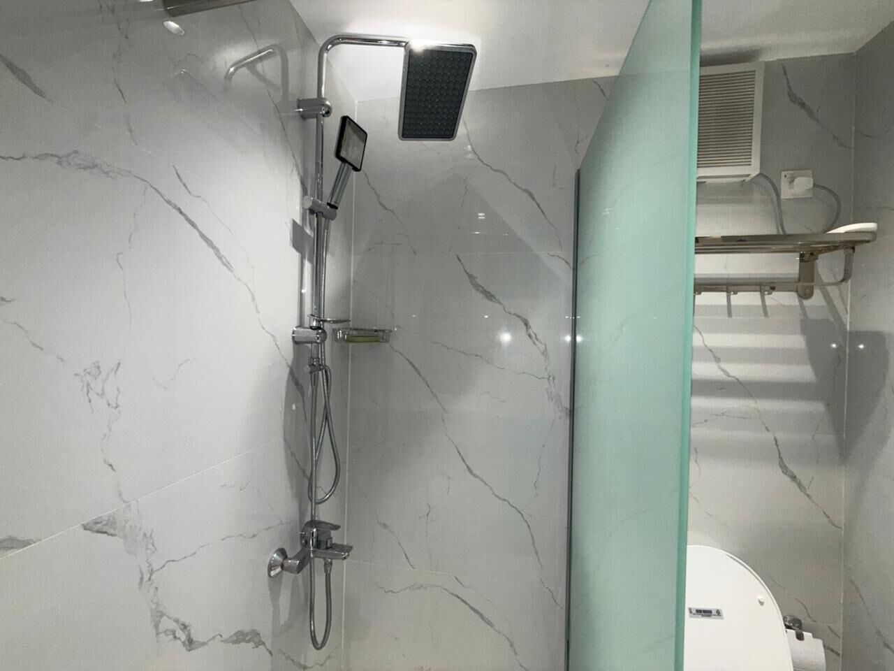 Villa – basic | Bad | Hårføner, tøfler, bidé og håndklær