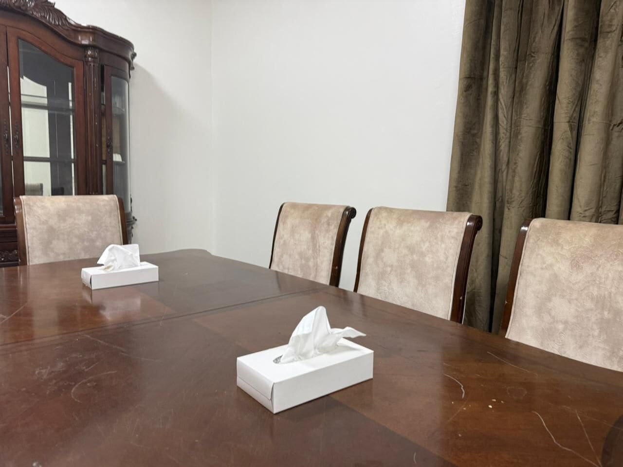 Familieleilighet | Oppholdsområde | En 8-tommers LED-TV med digitale kanaler