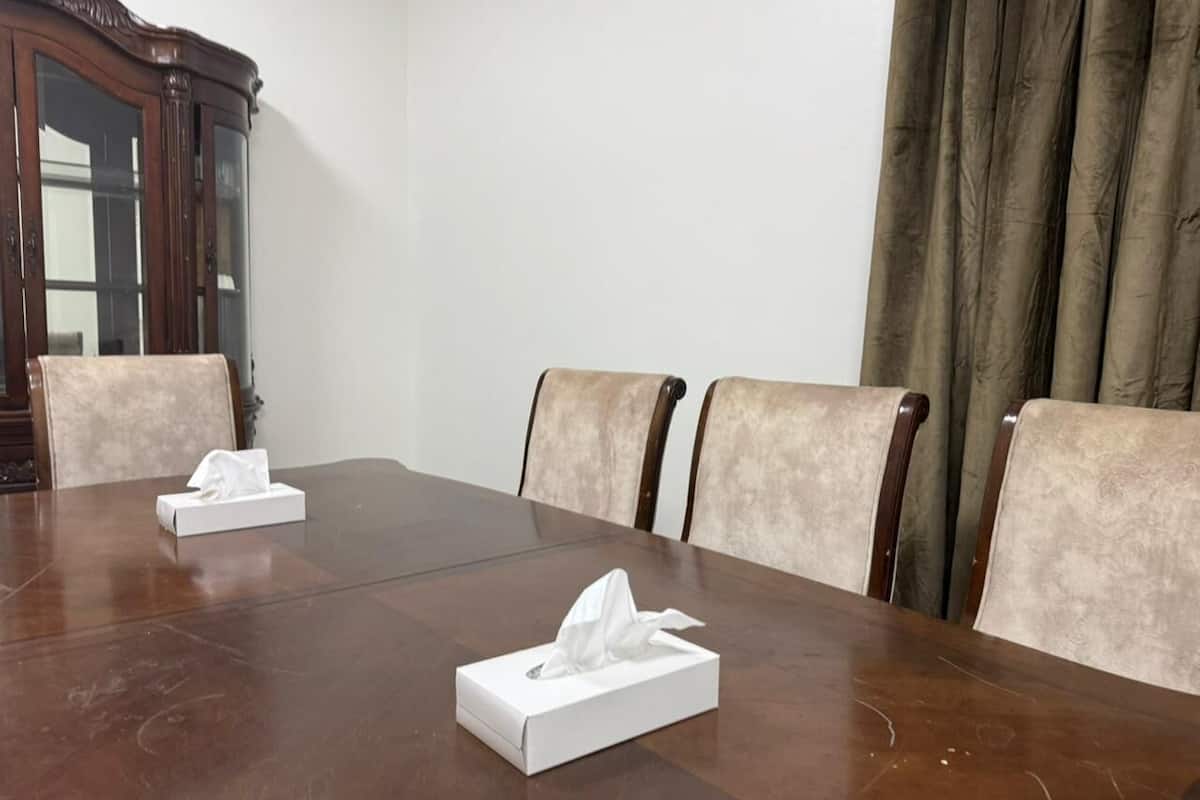 Familieleilighet | Oppholdsområde | En 8-tommers LED-TV med digitale kanaler