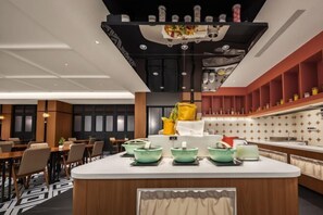 Un interior moderno con una isla central, zona de estar y cocina con estantes.