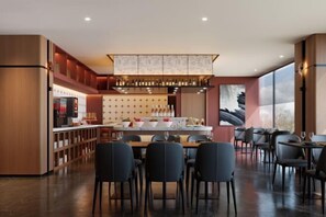 Ein modernes Restaurant mit Barbereich, Sitzplätzen für Gäste und einem großen Fenster, das für natürliches Licht sorgt.