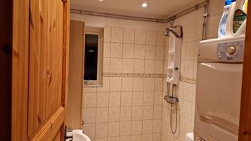 Dusch, hÄrtork, handdukar och toalettpapper