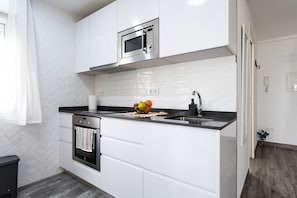 Fridge, microwave, oven, coffee/tea maker