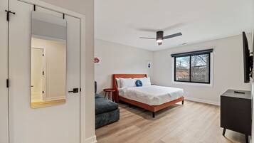 2 bedrooms, desk, iron/ironing board, travel crib