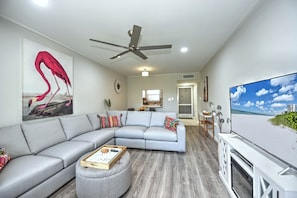 Smart TV, fireplace, books, computer monitors - 5 min to Beach, Pool, Golf, BBQ! 1-bedroom penthouse w/elevator, WiFi, AC Naples (Naples)