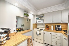 Fridge, microwave, oven, stovetop - 5 min to Beach, Pool, Golf, BBQ! 1-bedroom apartment, WiFi, AC in Naples (Naples)