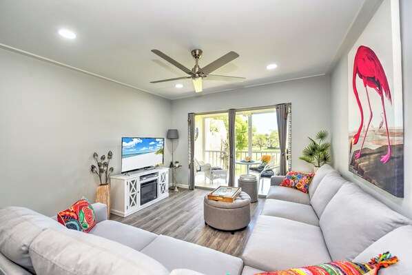 Smart TV, fireplace, books, computer monitors - 5 min to Beach, Pool, Golf, BBQ! 1-bedroom apartment, WiFi, AC in Naples (Naples)