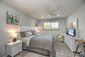 1 bedroom, desk, iron/ironing board, WiFi - 5 min to Beach, Pool, Golf, BBQ! 1-bedroom apartment, WiFi, AC in Naples (Naples)