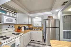 Geladeira, micro-ondas, fogão, cooktop
