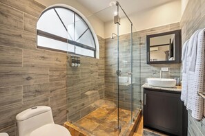 Kondominium Klasik | Kamar mandi | Pengering rambut, handuk, sabun, dan sampo