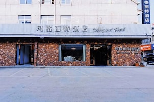 Um edifício com fachada de pedra e uma placa que diz 'The Grand Hotel'.
