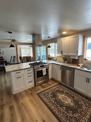 Køleskab, mikrobølgeovn, ovn, kogeplade