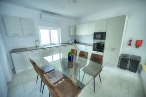 Réfrigérateur, micro-ondes, four, lave-vaisselle