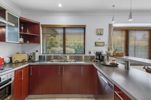 Réfrigérateur, micro-ondes, lave-vaisselle, cafetière/bouilloire