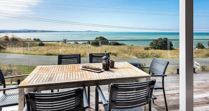 Moeraki Beach Haven - Otago Beachfront Home